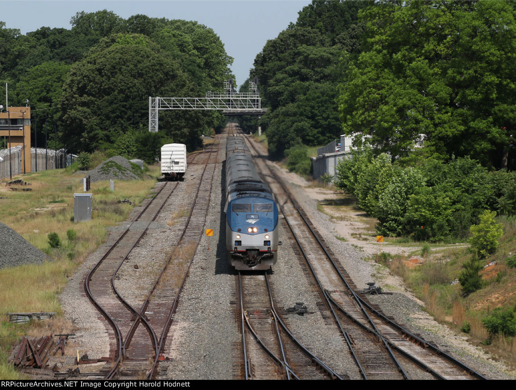 AMTK 76 leads train P092-17 northbound